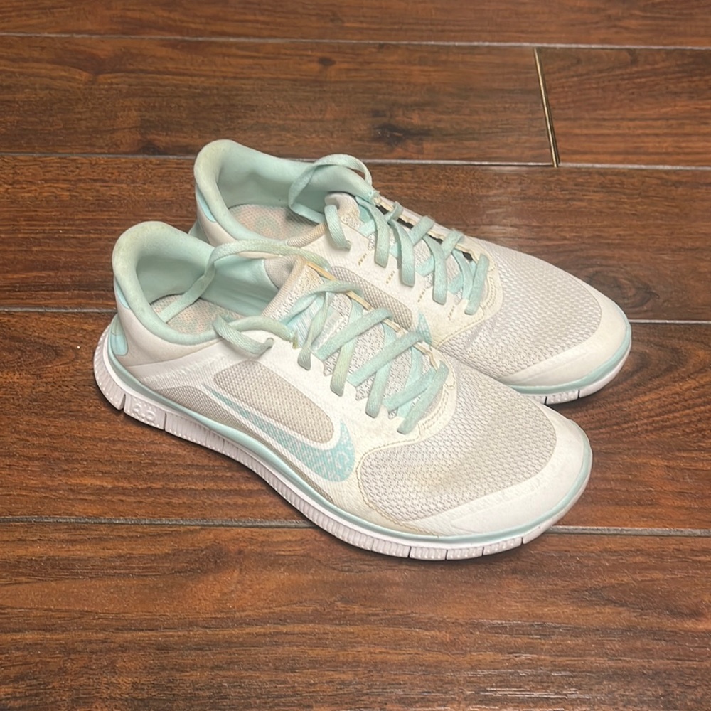 Stains can easily be bleached/ washed